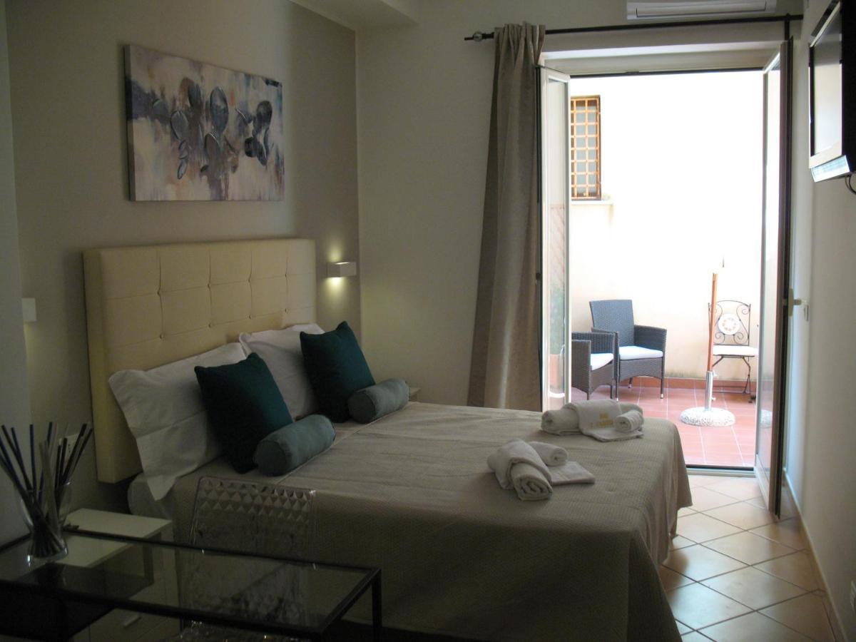 Bed&Bed Tommaso Fazzello Only Rooms Taormina Bagian luar foto